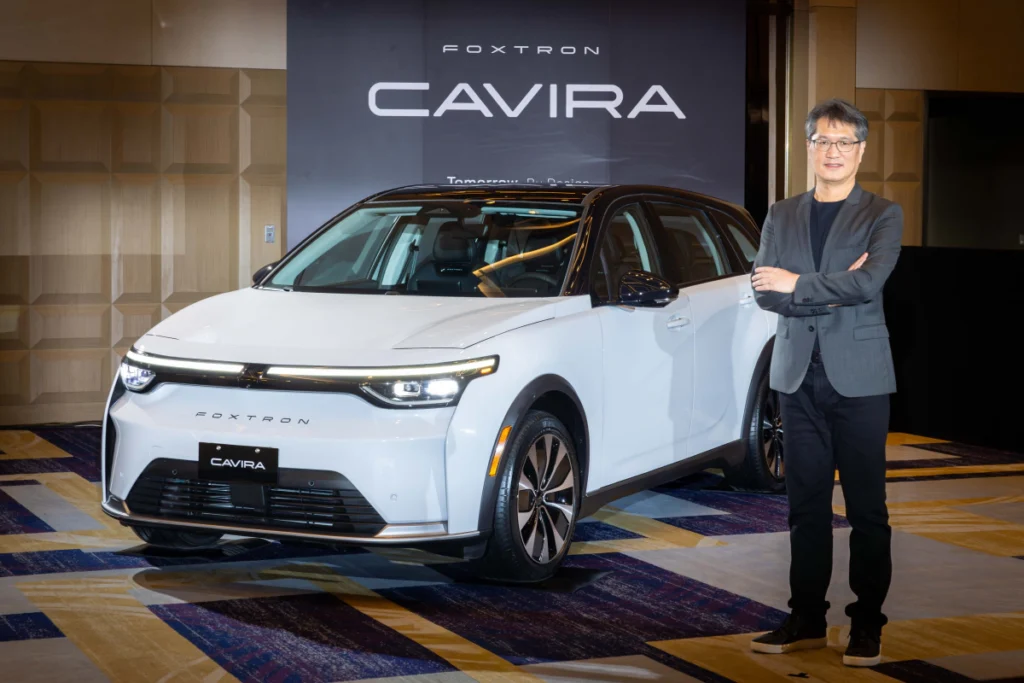 鴻華先進董事長李秉彥與CAVIRA Pioneer長里程性能版極地白合影。