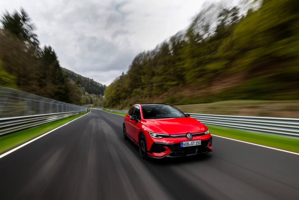 The Golf GTI EDITION 50 搭載經典 EA888 evo4 2.0 升 TSI 渦輪增壓引擎，搭配 DQ381 七速DSG 雙離合器自手排變速箱，可輸出 325 ps 最大馬力與 42.8 kgm 峰值扭力，0–100 km/h 加速僅需 5.3 秒，電子限速極速達 270 km/h，成為史上最強、最快量產 Golf GTI。