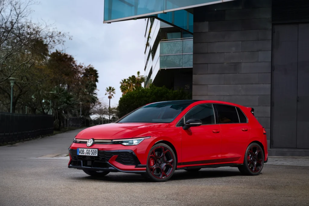The Golf GTI EDITION 50 外觀導入專屬運動化前後保桿、黑化風格套件、GTI 50 專屬徽飾、運動化大型擾流尾翼與專屬車側飾紋，搭配GTI 50 專屬 19 吋 Queenstown 五環雙色切削鋁圈，以及 GTI 字樣紅色煞車卡鉗與加大煞車通風碟，塑造更具張力的性能氣勢。 