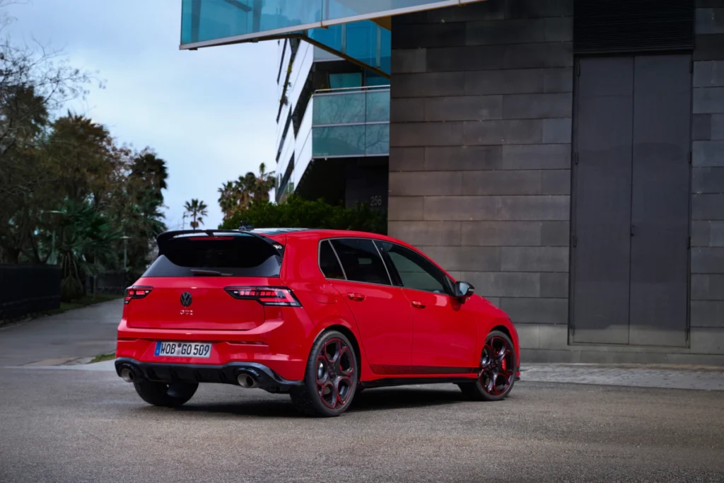 The Golf GTI EDITION 50 外觀導入專屬運動化前後保桿、黑化風格套件、GTI 50 專屬徽飾、運動化大型擾流尾翼與專屬車側飾紋，搭配GTI 50 專屬 19 吋 Queenstown 五環雙色切削鋁圈，以及 GTI 字樣紅色煞車卡鉗與加大煞車通風碟，塑造更具張力的性能氣勢。 