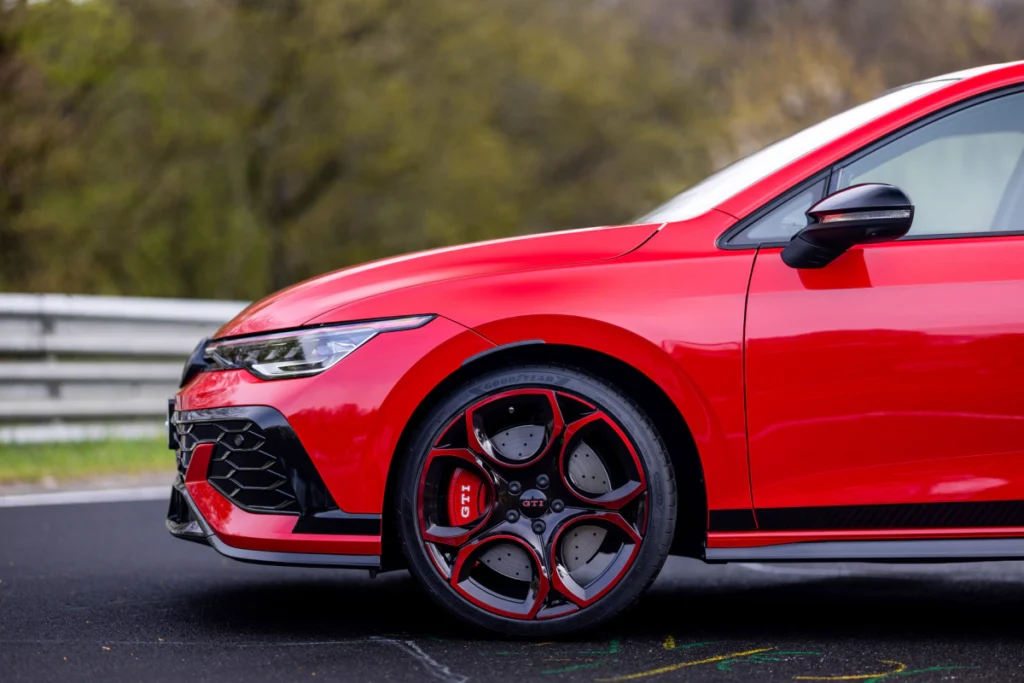 The Golf GTI EDITION 50 外觀導入專屬運動化前後保桿、黑化風格套件、GTI 50 專屬徽飾、運動化大型擾流尾翼與專屬車側飾紋，搭配GTI 50 專屬 19 吋 Queenstown 五環雙色切削鋁圈，以及 GTI 字樣紅色煞車卡鉗與加大煞車通風碟，塑造更具張力的性能氣勢。 