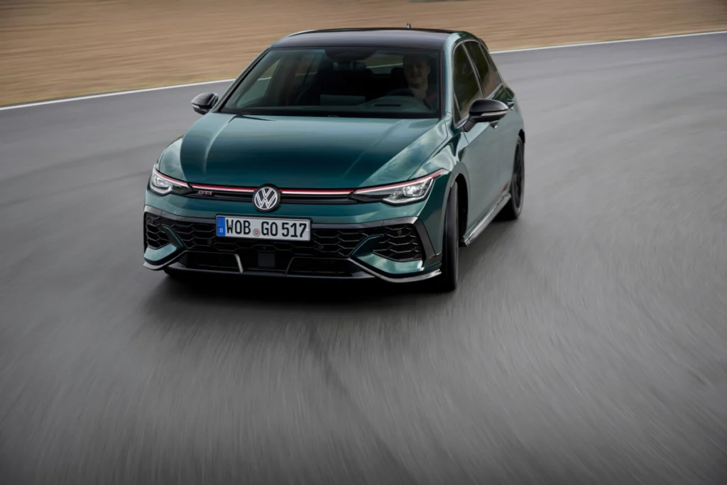 車色提供冰晶白、競域綠與暴風紅等三款專屬車色選擇，其中 Dark Moss Green Metallic 競域綠更為 The Golf GTI EDITION 50 專屬限定車色，透過金屬光澤與黑化性能元素的搭配，展現濃厚賽道氛圍與現代性能風格，進一步提升整體辨識度與收藏價值。