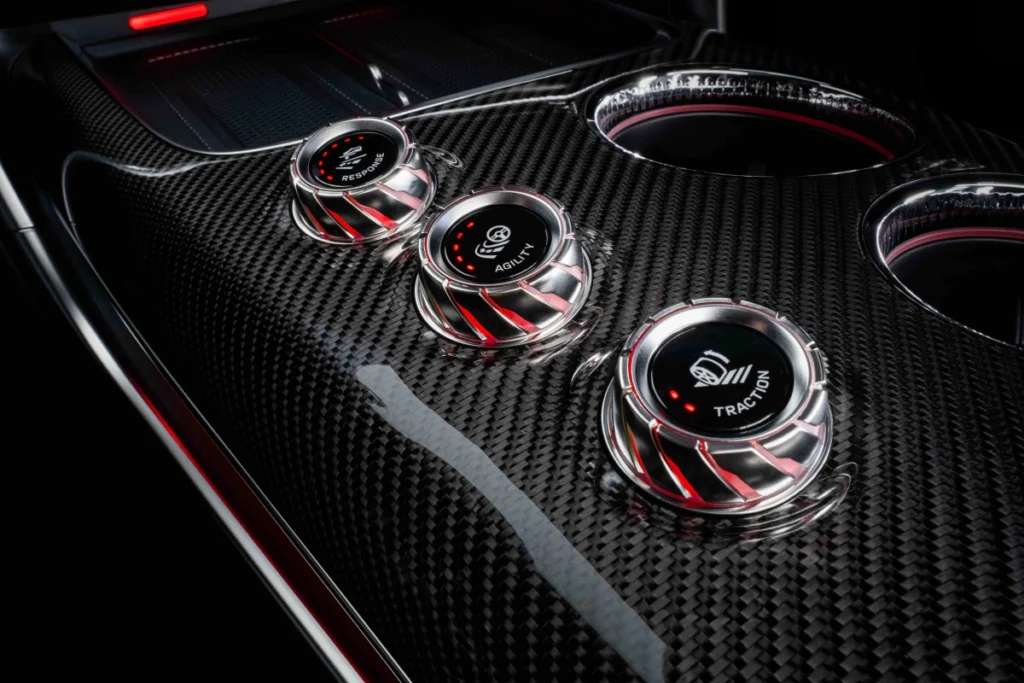 The all-new Mercedes-AMG GT 4-Door Coupé 搭載 AMG FORCE S+ 駕馭體驗、多種駕馭模式等，讓每次加速充滿戲劇張力與感官刺激。