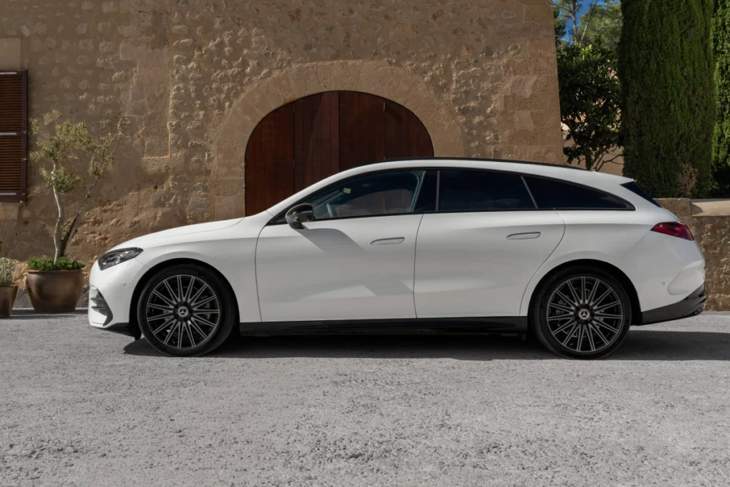 車頂線條一路向後延展出專屬於 Shooting Brake 的獵跑輪廓。