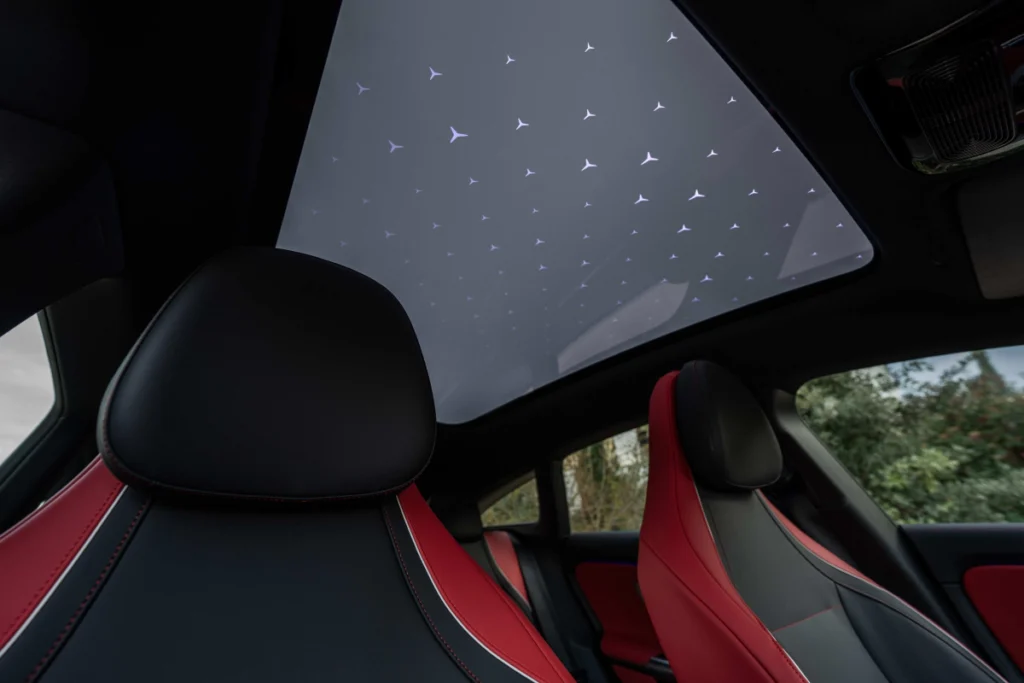 SKY CONTROL 全景式星空玻璃車頂讓天空成為旅途風景的一部分 （預計9月起開始提供）