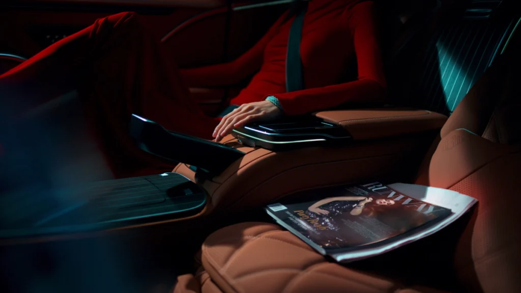 惡魔藏在細節裡。Mercedes-Maybach 從 MANUFAKTUR 高級訂製內裝，到近乎隔絕外界的靜謐車室，每一處細節對細節近乎偏執的要求。