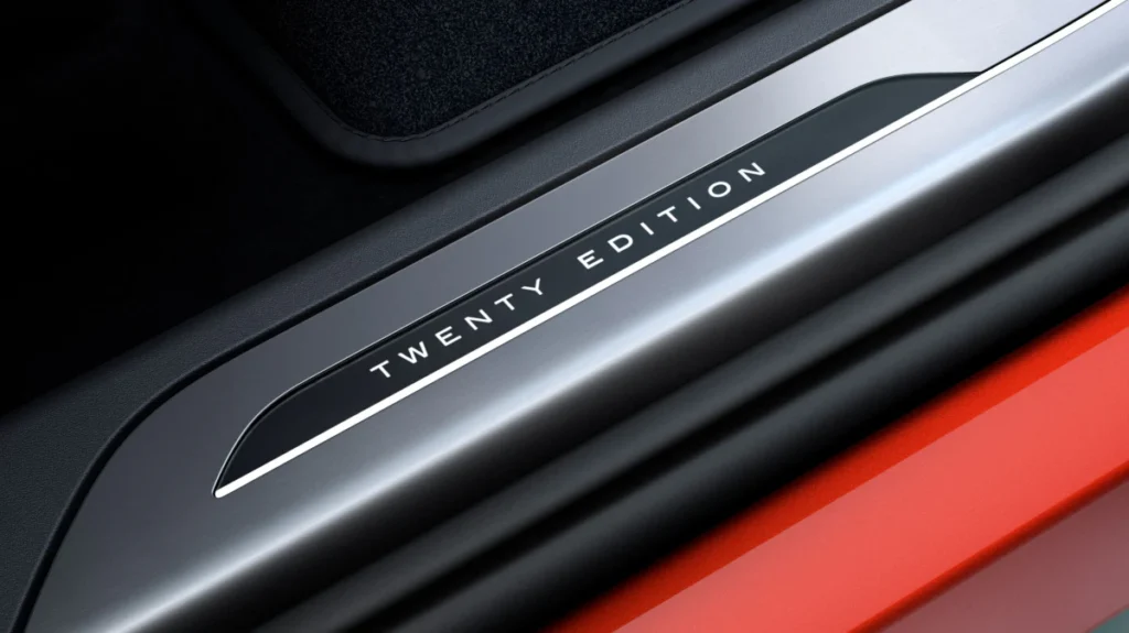 專屬的「TWENTY」設計元素包括車側「TWENTY」車型字樣、車內「TWENTY」發光迎賓踏板與中控台碳纖維飾板上的「TWENTY」字樣，彰顯了這款限量版車型的獨特身份。