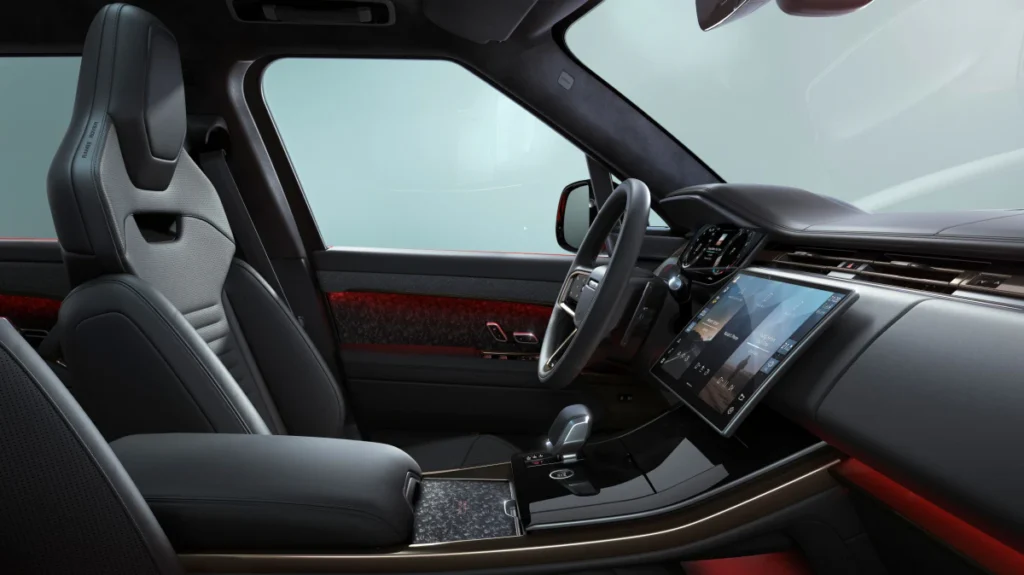車內配備源自性能旗艦車款 Range Rover Sport SV 的性能座椅與鍛造碳纖維飾板。