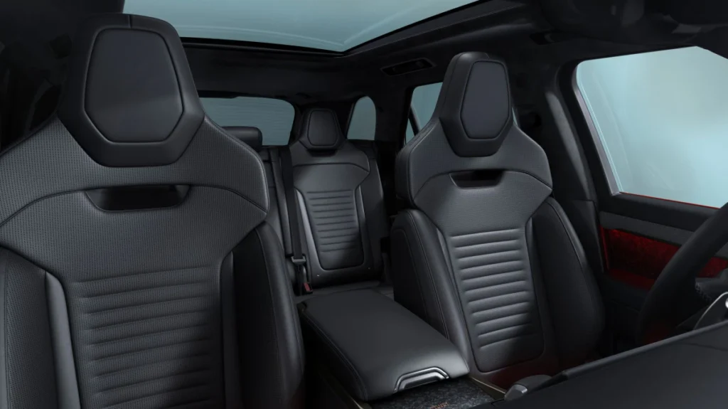 車內配備源自性能旗艦車款 Range Rover Sport SV 的性能座椅與鍛造碳纖維飾板。