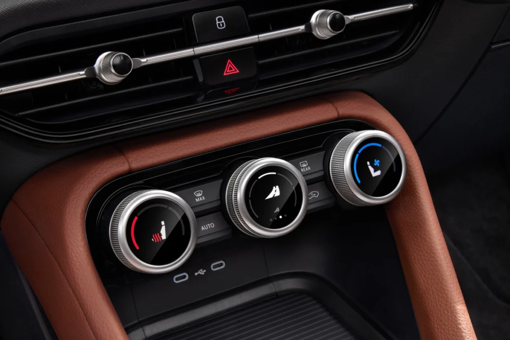 Kodiaq 車室導入 Smart Dials 智慧旋鈕設計,可直覺控制座椅通風與駕駛模式等功能,將多項車輛設定整合於單一操作介面,提供更直覺且便利的人車互動體驗。