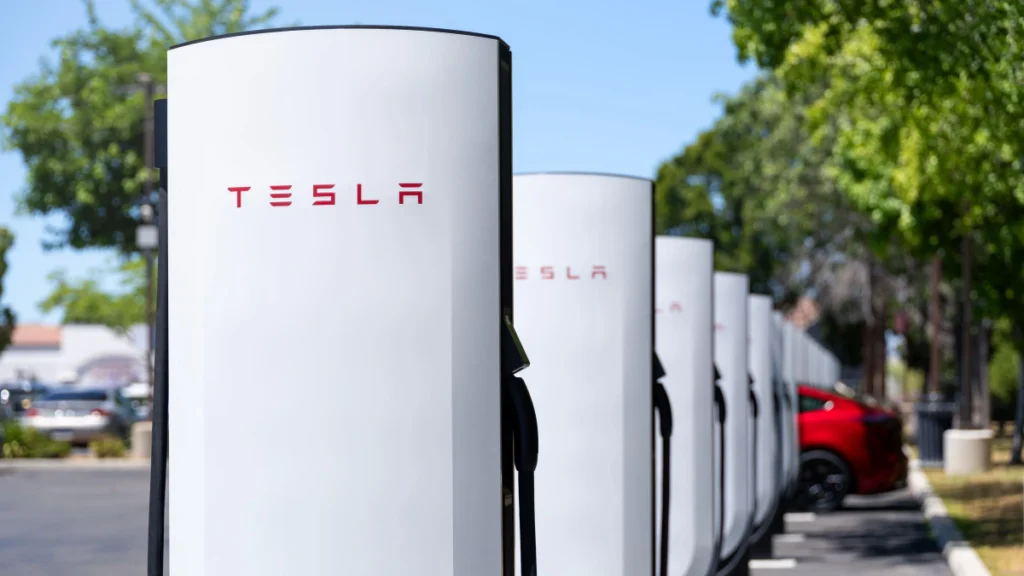 目前 Tesla 在台已佈建達 115 座超級充電站及超過 1,200 支目的地充電座，加上各品牌第三方充電站，目前全台已有超過 3,700 座電動車公共充電站，正式超越全台加油站總數。