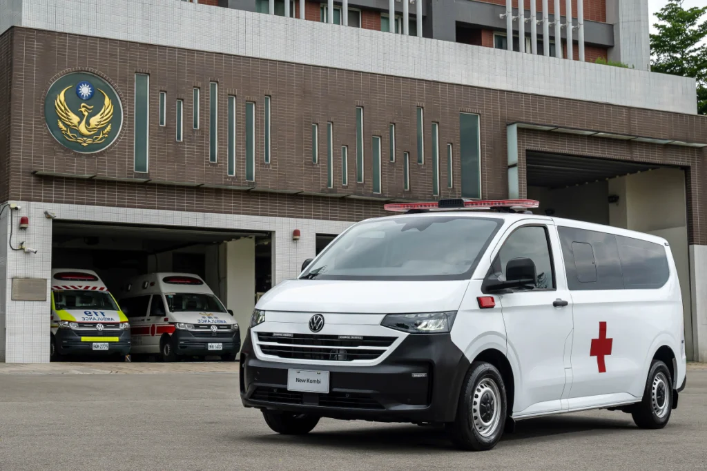 全新 Kombi 平頂救護車,以高規格主被動安全防護科技,全面守護第一線救護執勤人員的行車安全。