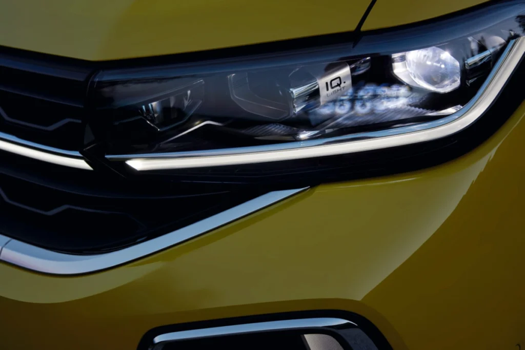 The T-Cross 不僅擁有搶眼外型設計與新世代數位座艙,並導入IQ.LIGHT 智慧燈組與完整 IQ.DRIVE 智能駕駛輔助系統,兼顧安全與科技體驗;同時具備靈活車室機能與優異操控表現,無論日常通勤或週末出遊皆能輕鬆勝任。