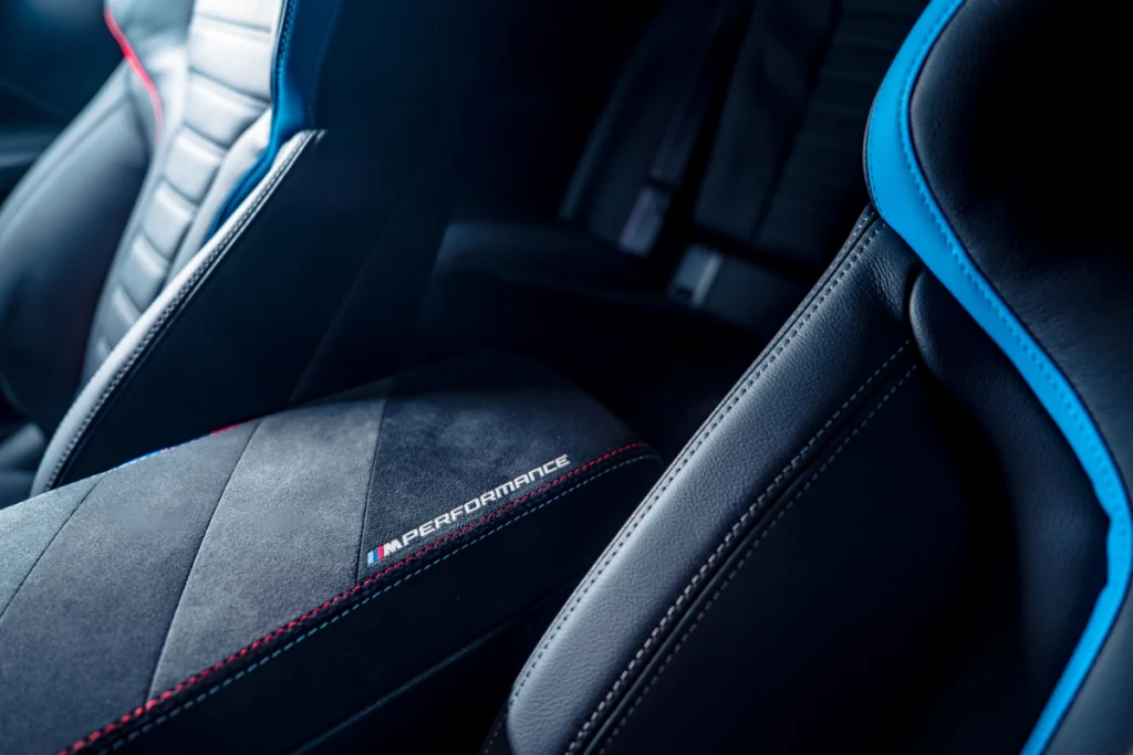 中央扶手則採用Alcantara麂皮包覆大幅增加BMW M2十週年紀念特仕板車室質感。