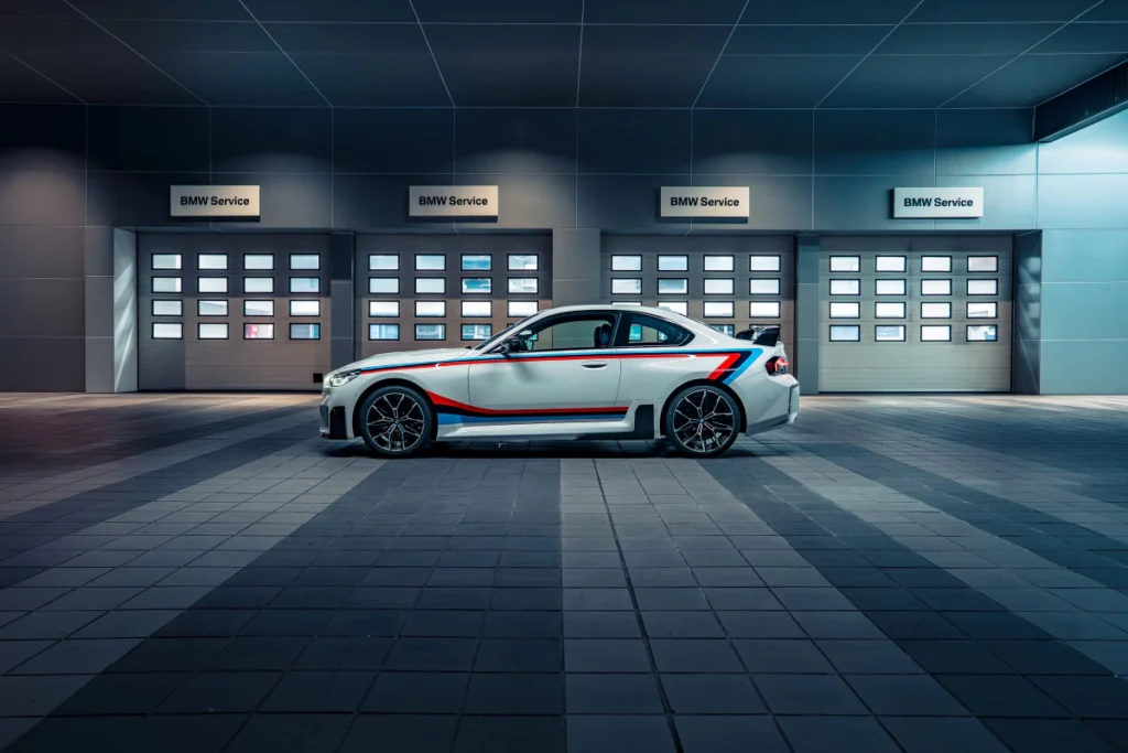 BMW M2 Limited Edition 10 Jahre Taiwan飽滿而亮眼的經典M三色線條設計靈感來自於擁有輝煌戰績的BMW 3.0 CSL。