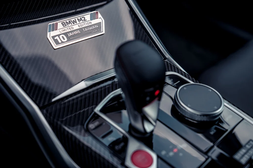 BMW M2 Limited Edition 10 Jahre Taiwan專屬限量車型銘牌，不僅彰顯其獨一無二的珍藏身分，更為每一次駕馭增添專屬榮耀與紀念意義。