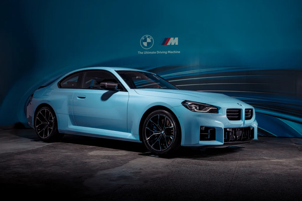 BMW M2 Edition 10 Jahre Taiwan搭載極具競技語彙的M Performance碳纖維後視鏡外蓋、鴨尾型碳纖維擾流尾翼以及碳纖維油箱飾蓋，為充滿張狂肌肉線條的車格增添更多狂放不羈的賽道精神。