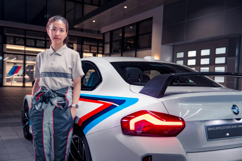 由世界技能競賽汽車噴漆金牌得主楊婷喻親自操刀，為BMW M2 Limited Edition 10 Jahre Taiwan賦予獨一無二的專屬車色工藝。