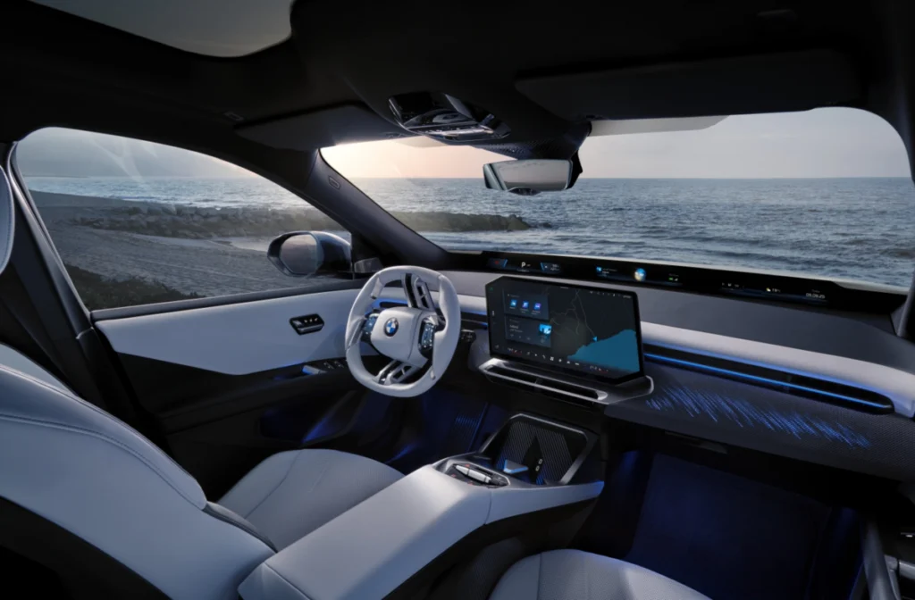 [新聞照片五] 全新BMW iX3結合BMW「駕駛者導向」理念與Shy Tech隱形科技，成就BMW新世代超感智慧座艙。駕駛座前方導入BMW Panoramic Vision全視域顯示系統，搭配17.9吋BMW懸浮中控螢幕與最新BMW Operating System X，帶來流暢即時與自然智慧的人機互動。全新配備的超感投影氣氛燈自儀錶檯背部優雅透出，透過Shy Tech隱形科技，綻放層次豐富且極具神秘感的華麗光彩