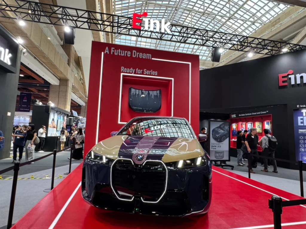 [新聞照片二] BMW於COMPUTEX 2026展演智慧表面科技的發展藍圖，現場除了展示BMW iX3 Flow Edition所採用的電子紙引擎蓋結構，更首度公開全車包覆3D曲面彩色電子紙的BMW彩色可變色電子紙概念車。採用最新的E Ink Prism™彩色可塑形電子紙材料，透過拉伸與熱塑製程使電子紙完美包覆車體與輪框等3D立體曲面。結合程式控制的動態色彩變換，具體展現此技術於多元材質整合及汽車智慧外觀設計上的無限潛力