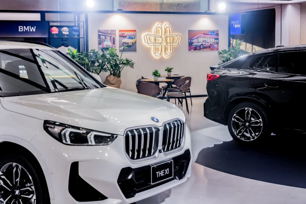 [新聞照片三]BMW旗下最具話題性的都會潮流陣容將輪番亮相，包括靈活有型的BMW 1系列、散發純粹駕馭魅力的BMW 2系列、兼具機能與風格的BMW X1，以及展現前衛跨界態度的BMW X2，帶領車迷近距離感受BMW新世代的都會風格魅力。透過新世代車款所展現的設計美學、數位科技與駕馭樂趣，BMW重新定義都會移動體驗，讓每一次出發都成為展現個人風格的最佳舞台