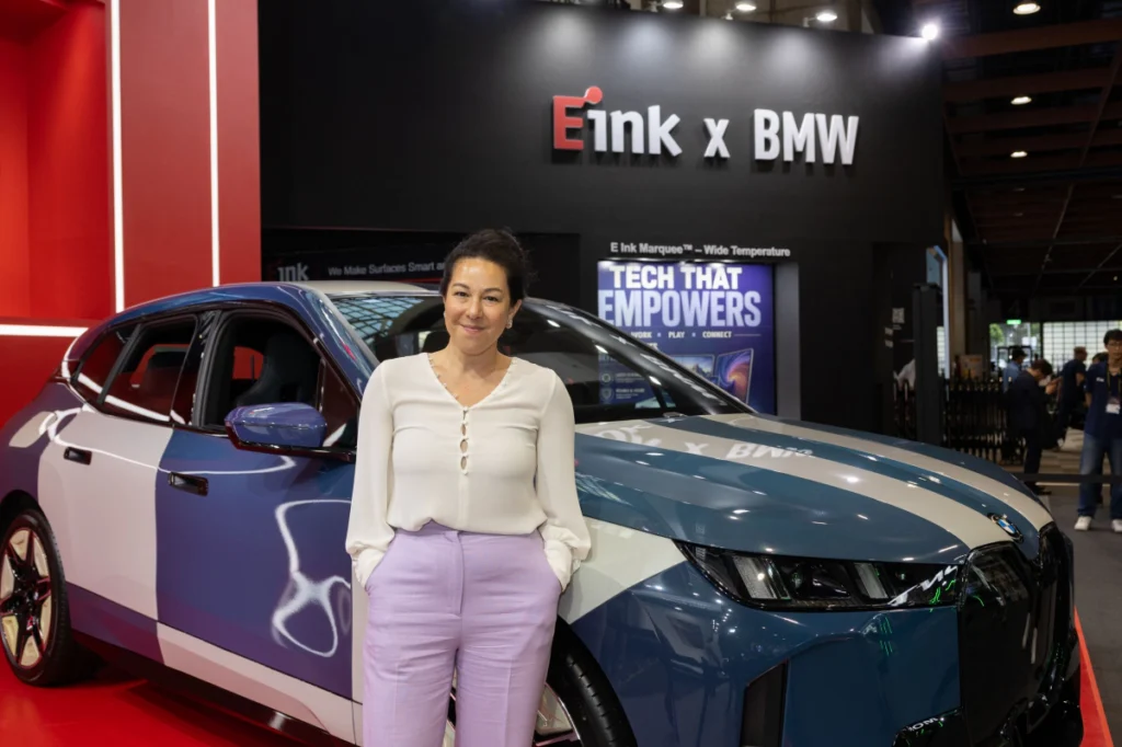 [新聞照片三] 展會期間隆重邀請到BMW Open Innovations研究工程師 Dr. Stella Clarke來台擔任講者。論壇中，Dr. Clarke與元太科技荷蘭辦公室總經理Pete Valianatos展開深度對談，分享雙方合作契機及變色車輛的技術突破