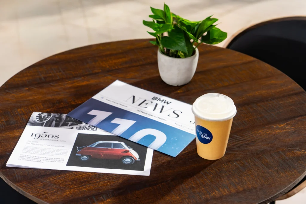 [新聞照片四] 「FREUDE by BMW城市巡展」攜手知名咖啡品牌打造期間限定「BMW Café Bar」，讓來賓在咖啡香氣與悠閒氛圍中，感受BMW所倡導的風格生活態度。活動期間，凡親臨現場追蹤BMW Taiwan官方Instagram，即有機會獲得「FREUDE by BMW」限量小禮，將BMW的設計美學與城市風格帶回日常生活
