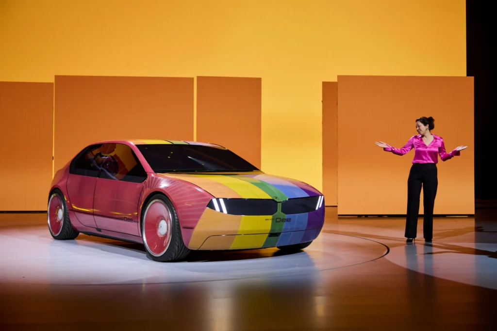 [新聞照片五] 2023年CES，BMW與E Ink元太科技進一步推出BMW i Vision Dee，將車體色彩科技推向全新境界。透過240個獨立控制區塊，車身可呈現多達32種色彩變化，使整輛車化身為可自由創作的數位畫布，展現高度個人化的視覺體驗與前所未有的人車互動可能