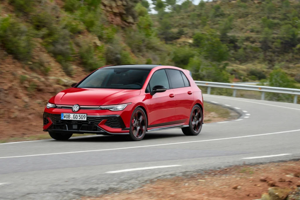 The Golf GTI EDITION 50 搭載進一步強化調校的 2.0 TSI 渦輪增壓汽油引擎,可輸出 325 ps 最大馬力與 42.8 kgm 峰值扭力,0 至 100 km/h 加速僅需 5.3 秒,極速更可達 270 km/h。