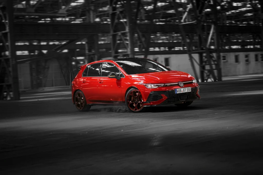 The Golf GTI EDITION 50 透過多項專屬設計元素,彰顯其獨特限量身份,包括專屬運動化前後保桿、黑化風格套件、GTI 50 專屬徽飾、專屬大型擾流尾翼與車側飾紋,搭配 GTI 50 專屬 19 吋 Queenstown 五環雙色切削鋁圈,以及 GTI 字樣紅色煞車卡鉗與加大煞車通風碟,進一步強化視覺張力。