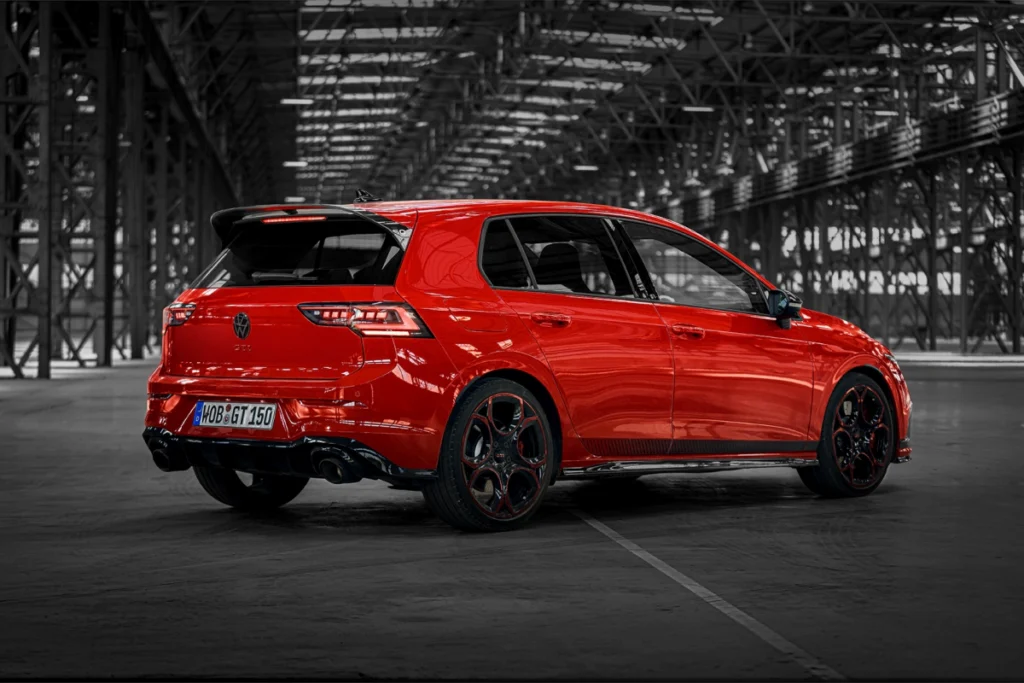 The Golf GTI EDITION 50 透過多項專屬設計元素,彰顯其獨特限量身份,包括專屬運動化前後保桿、黑化風格套件、GTI 50 專屬徽飾、專屬大型擾流尾翼與車側飾紋,搭配 GTI 50 專屬 19 吋 Queenstown 五環雙色切削鋁圈,以及 GTI 字樣紅色煞車卡鉗與加大煞車通風碟,進一步強化視覺張力。