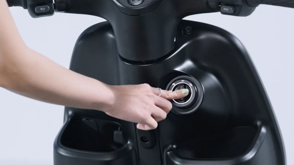 Gogoro Luna 更首度導入 Keyless 免鑰匙啟動系統，除了配置實體鑰匙之外，也能使用手機感應解鎖車輛，在雙手提滿物品時尤其方便。無需插入鑰匙或拿出手機，輕按並轉動主開關旋鈕就能出發。