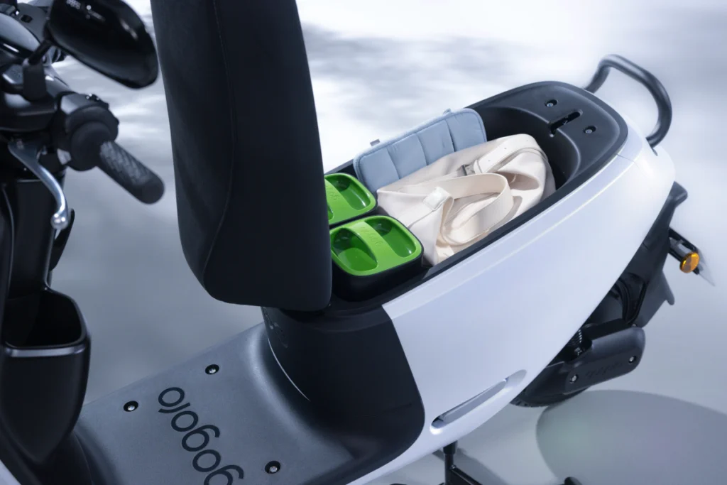 Gogoro Luna 配有 22L 大容量置物箱，一次收納通勤、採買與出遊的各種隨身物品