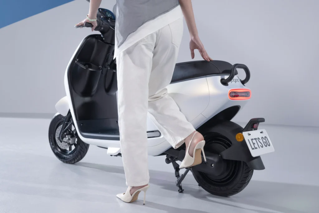 Gogoro 研發出同級最輕的全新超省力中柱，踩踏力道僅 47 公斤，省力高達 50_，即使穿了高跟鞋，輕輕一踩就能駐車。