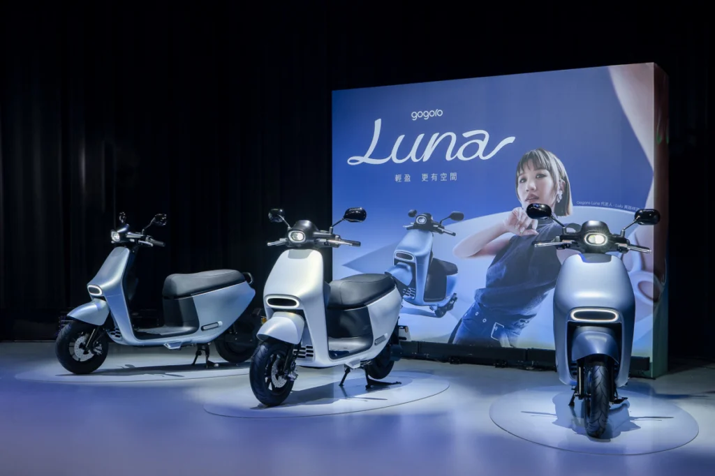 Gogoro Luna 以「月光流線美學」為設計靈感，流動的曲線勾勒全新車身輪廓，彷彿月亮運行軌跡般自然流暢。車色採用獨特珍珠塗層技術，調配出優雅的「月光白」、柔和的「月霧藍」與深邃的「月影藍」三款專屬色彩。