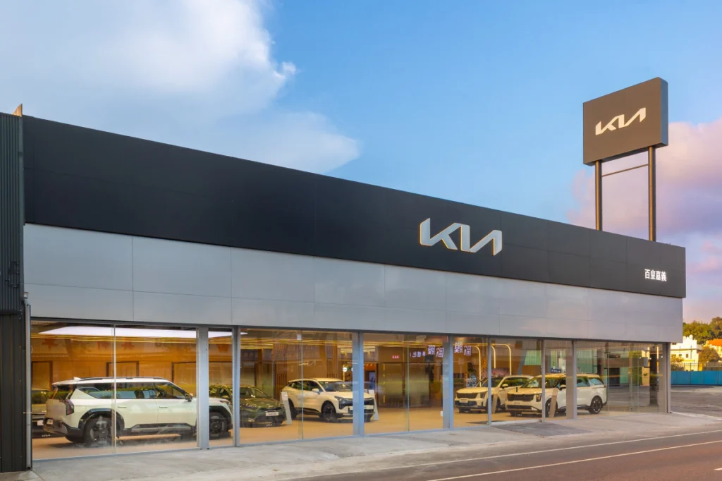 Kia嘉義3S展示服務中心斥資近4,000萬元，不僅延續既有乘用車銷售與維修服務，更同步導入商用車銷售與售後支援，於今(29)日盛大開幕。