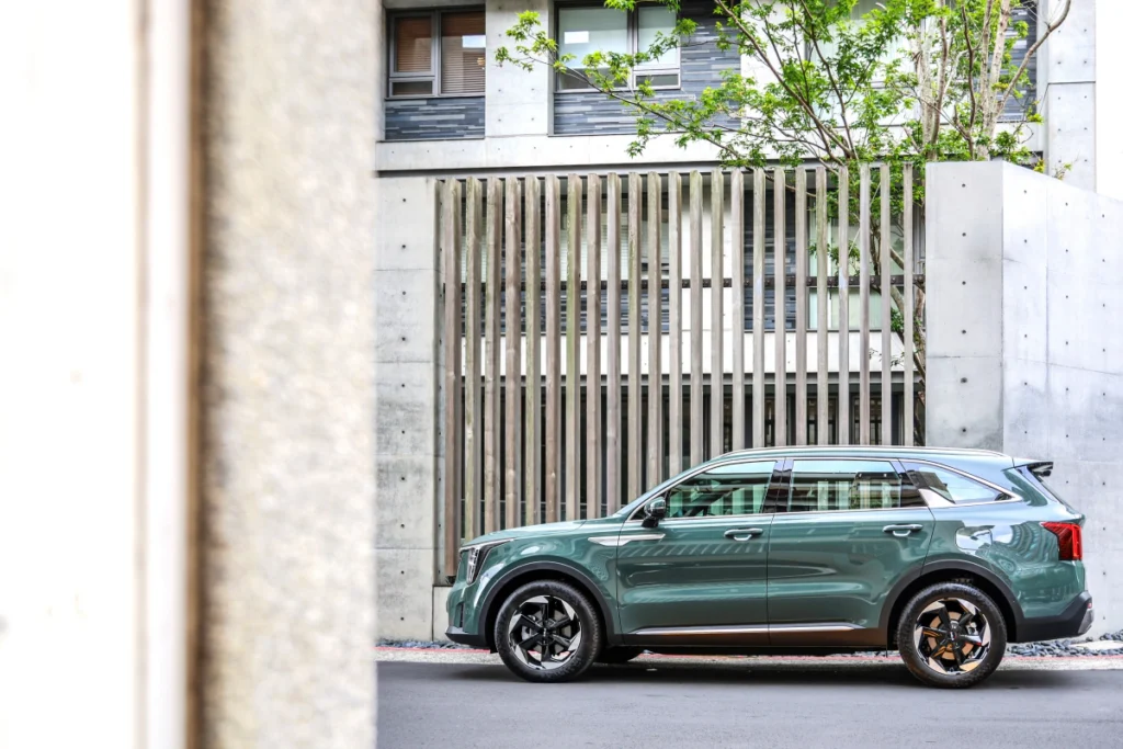 全新年式The new Sorento聚焦1.6L Turbo-Hybrid渦輪油電動力，新增Trendy 2WD油電七人座車型。