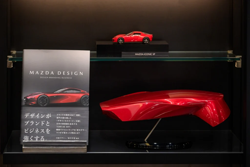MAZDA 北台中旗艦展示中心內設有品牌典藏牆，引領顧客在賞車之餘，進一步理解 MAZDA 對造車哲學與職人工藝的持續追求。