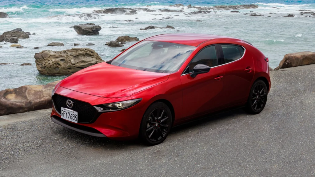 6 月入主 MAZDA3 指定車型，即享 5 年原廠保固，讓日常啟程更添從容安心。