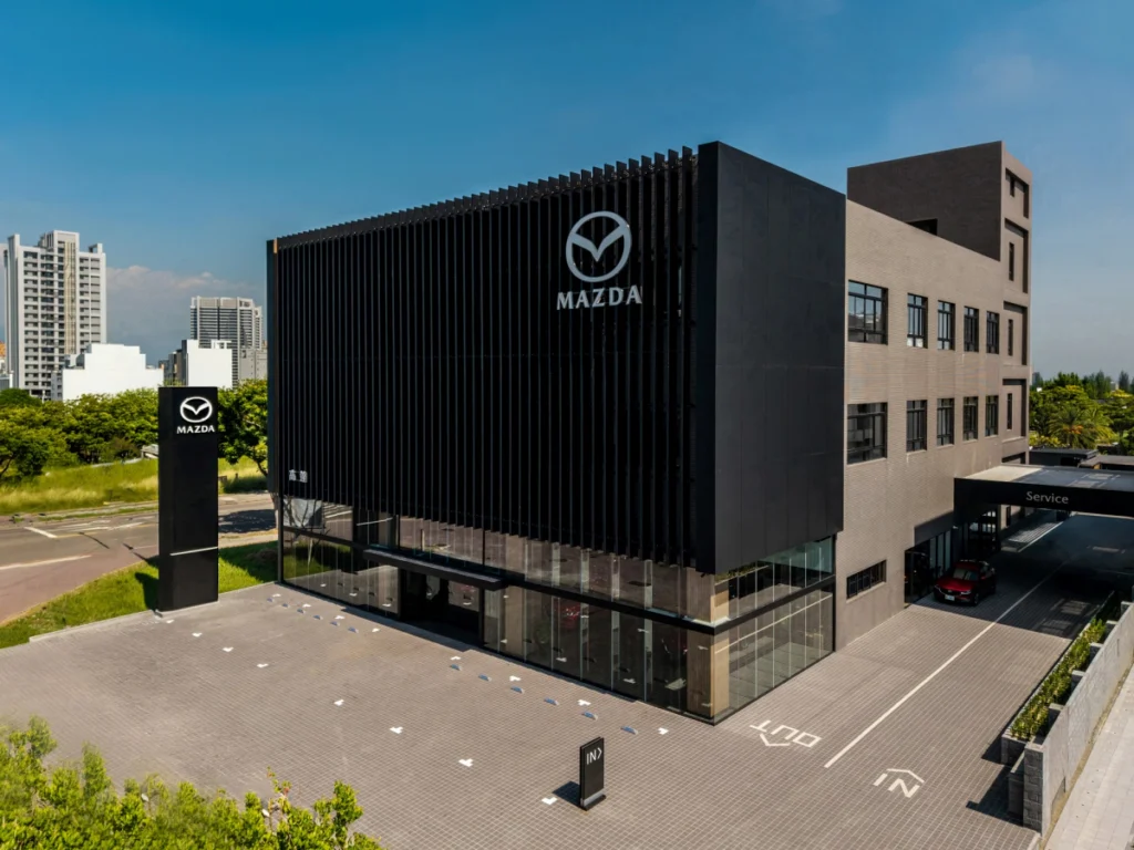 MAZDA 北台中旗艦據點緊鄰台 74 線快速道路，並可迅速銜接國道主要幹道，以交通樞紐優勢與全方位服務量能，完善中台灣顧客的擁車旅程。