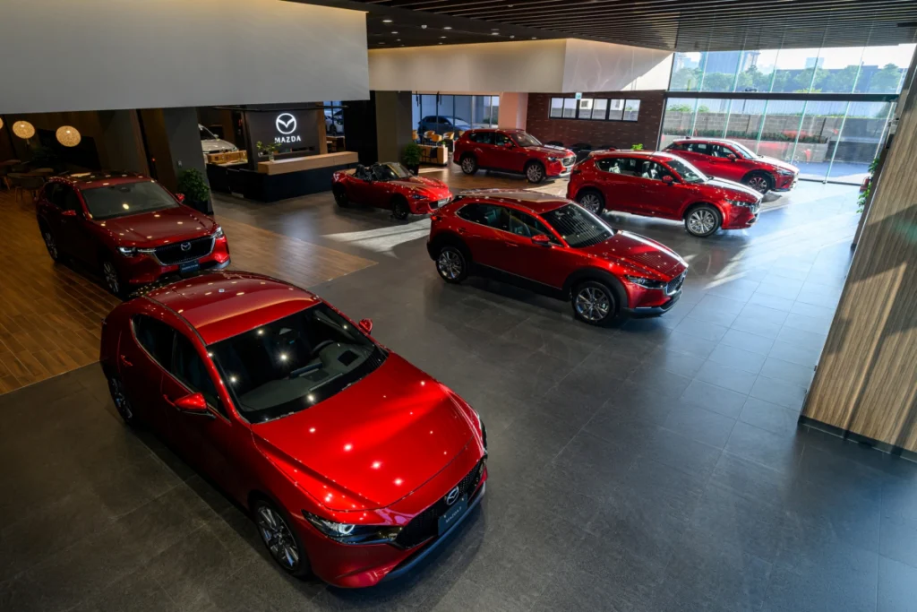 MAZDA 北台中旗艦據點新車展示區以開闊格局與洗鍊鋪陳，映現魂動美學的流動線條與車身質感，營造從容無壓的賞車氛圍。