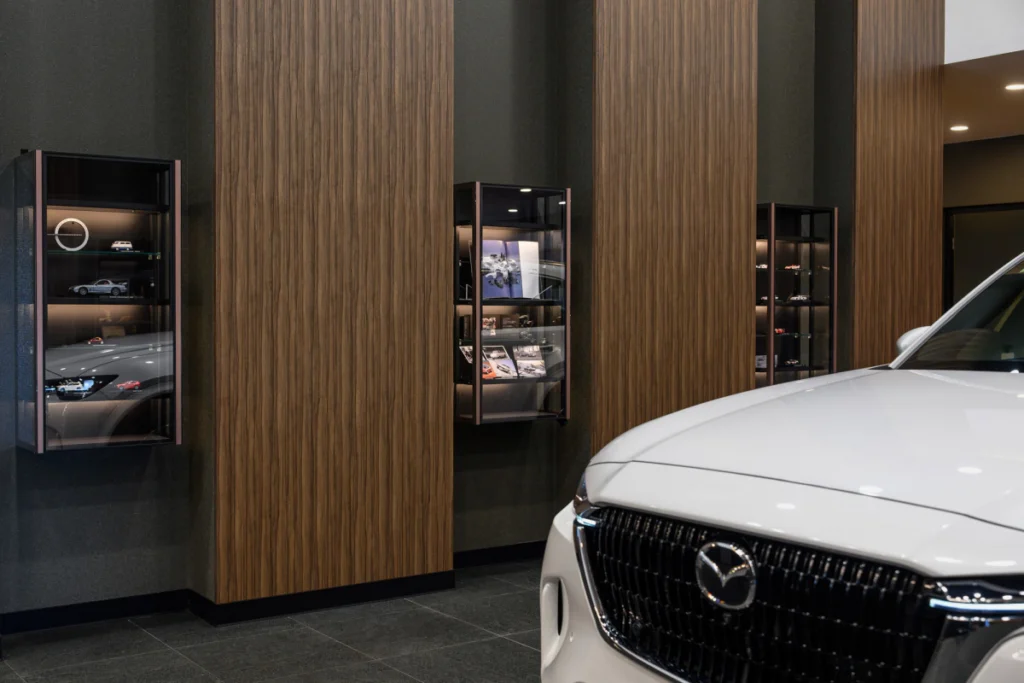 MAZDA 北台中旗艦展示中心內設有品牌典藏牆，引領顧客在賞車之餘，進一步理解 MAZDA 對造車哲學與職人工藝的持續追求。