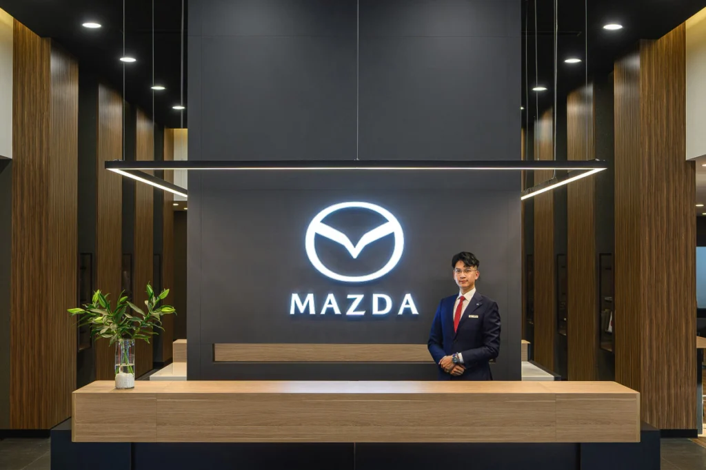 作為 MAZDA 新世代據點布局的重要里程碑，北台中旗艦展示暨服務中心率先導入全新品牌識別，展現與台灣顧客共創愉悅駕馭體驗的初衷。