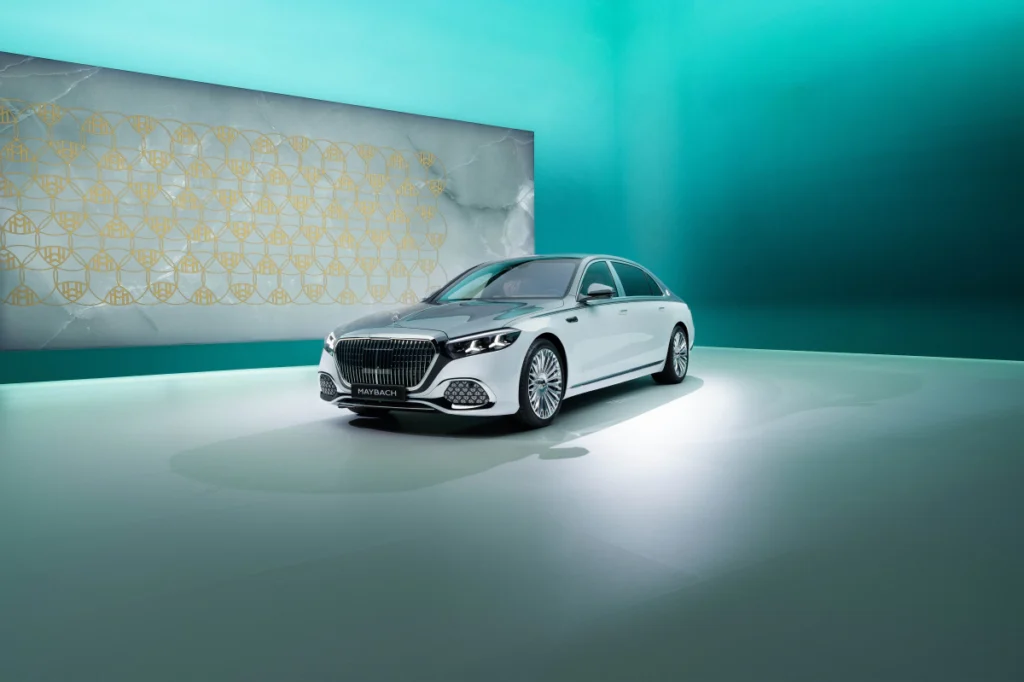 全新 Mercedes-Maybach S 580 4MATIC擁有無可比擬的頭等艙後座空間、專屬雙色車漆與極致靜謐性，建議售價1,214 萬元起。