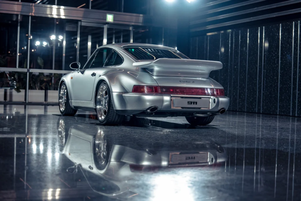本次更同步展出經典 Porsche 964，彰顯 911 車系六十餘年來持續演進的歷程，以及其始終自成一格的獨特定位。