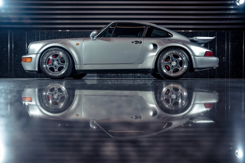 本次更同步展出經典 Porsche 964，彰顯 911 車系六十餘年來持續演進的歷程，以及其始終自成一格的獨特定位。