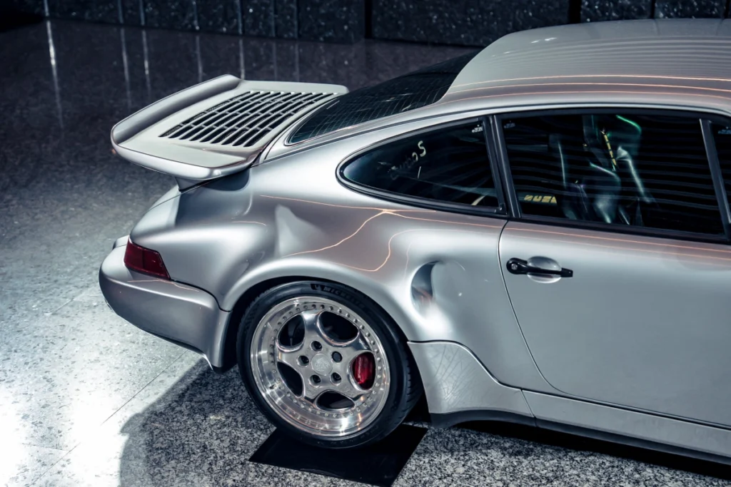 本次更同步展出經典 Porsche 964，彰顯 911 車系六十餘年來持續演進的歷程，以及其始終自成一格的獨特定位。