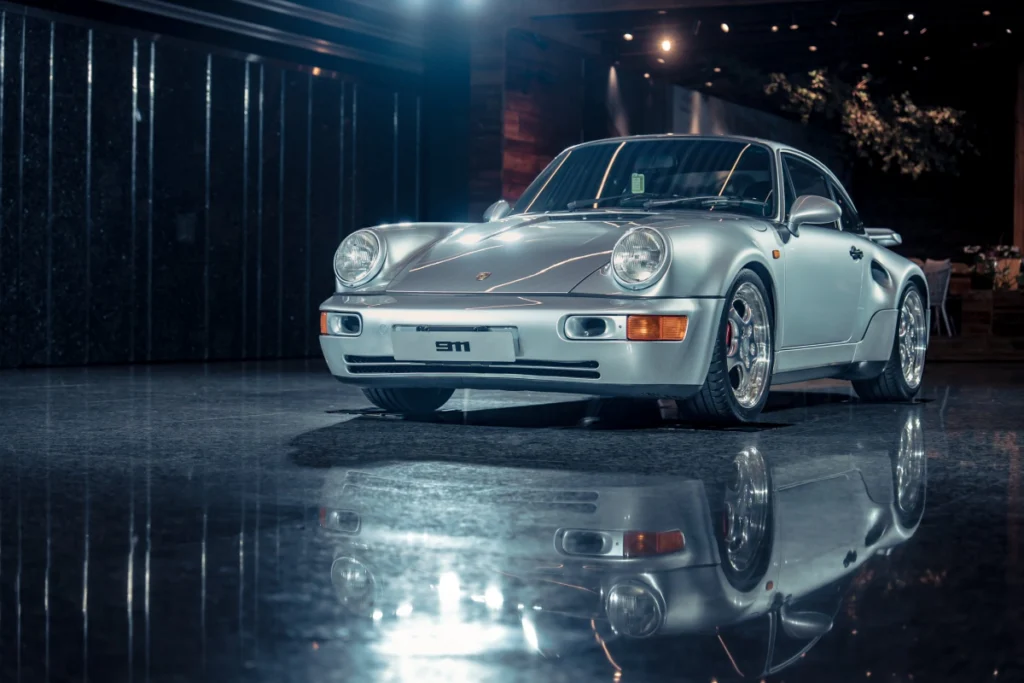 本次更同步展出經典 Porsche 964，彰顯 911 車系六十餘年來持續演進的歷程，以及其始終自成一格的獨特定位。