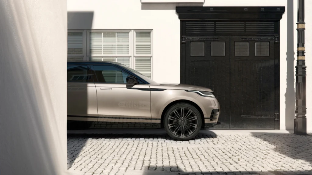 全新 Range Rover Velar Belgravia Edition 向倫敦首都圈中極具人文底蘊與奢華氛圍的 Belgravia 區致敬，展現融合歷史傳承與現代美學的質感風範。
