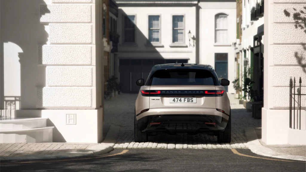 全新 Range Rover Velar Belgravia Edition 向倫敦首都圈中極具人文底蘊與奢華氛圍的 Belgravia 區致敬，展現融合歷史傳承與現代美學的質感風範。